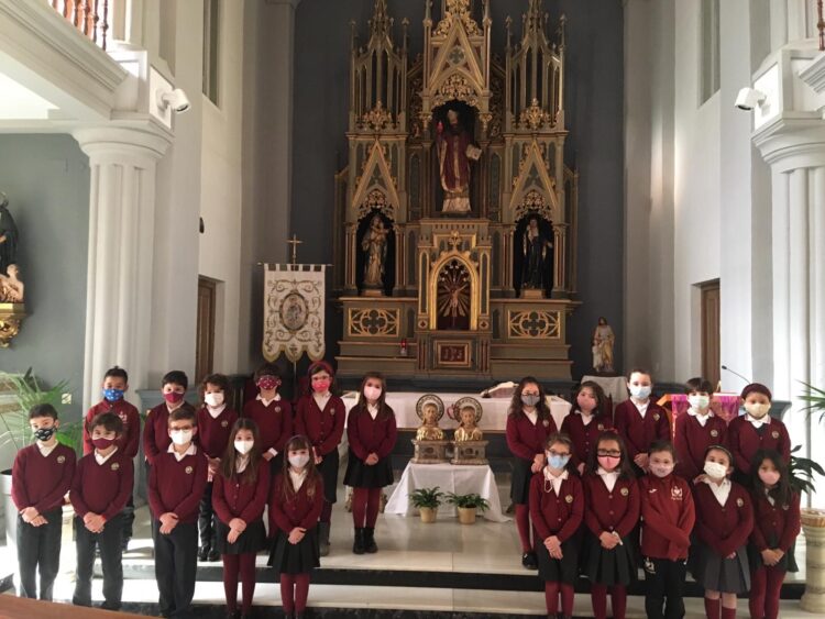 VISITA A LOS SANTOS MÁRTIRES EN LA CAPILLA DEL COLEGIO