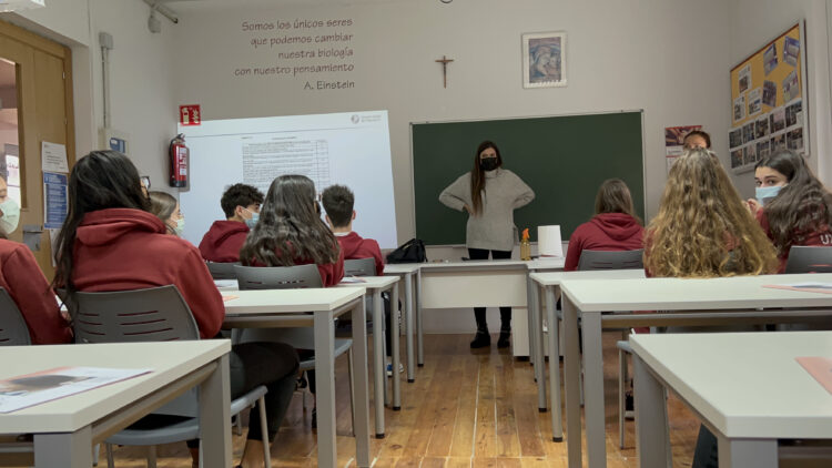 CONFERENCIA SOBRE NUTRICIÓN Y SALUD A LOS ALUMNOS DE BACHILLERATO QUE ESTÁN REALIZANDO EL PROYECTO DE INVESTIGACIÓN E INNOVACIÓN