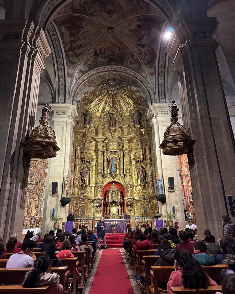 Rosario a la Virgen de la Inmaculada Concepción en la iglesia de San Andrés.